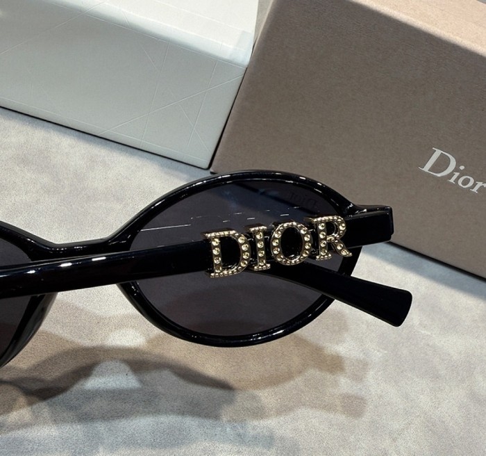 Blue light blocking sunglasses with the box and case ,G25-3556-3561