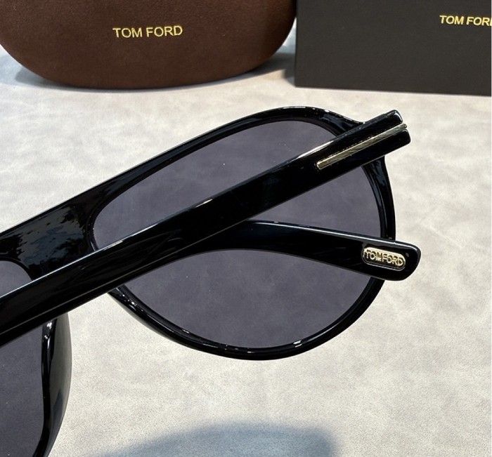 Blue light blocking sunglasses with the box and case ,G25-3708-3717