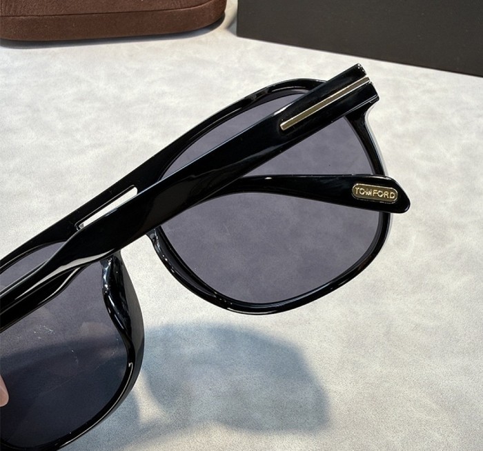 Blue light blocking sunglasses with the box and case ,G25-3718-3727