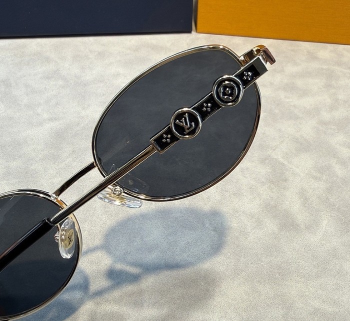 Blue light blocking sunglasses with the box and case ,G25-3773-3778