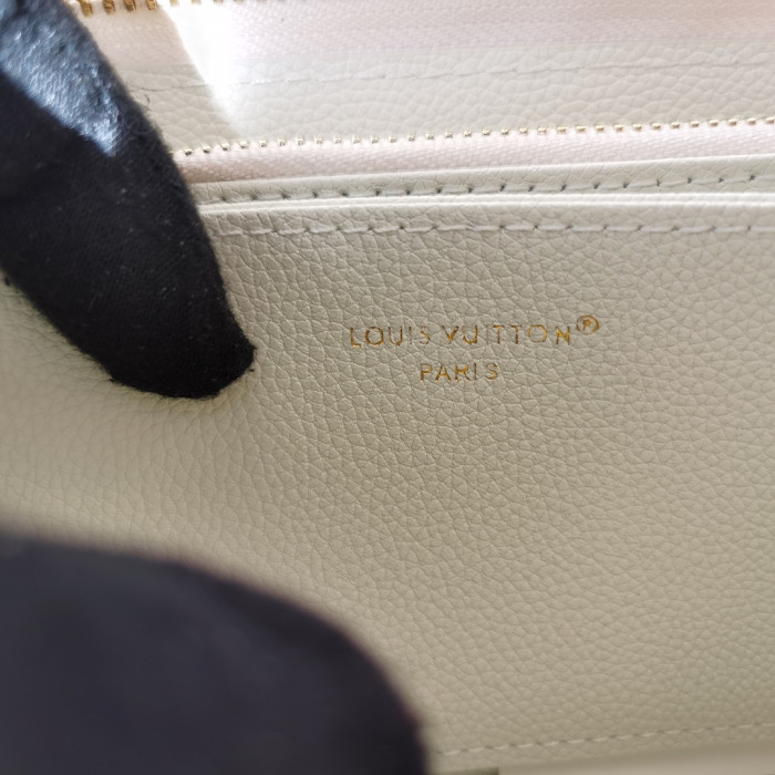 Leather wallet bag,5A,with box,size 19.5 x 10.5 x 2.5cm,B35-78