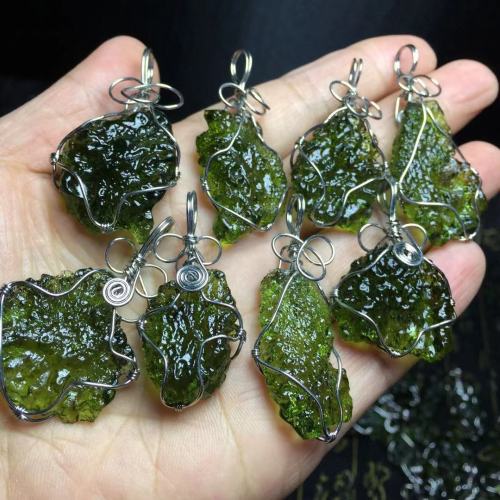 High-quality bulk wholesale of natural crystal pendants, necklaces, quartz green Moldavite jewelry