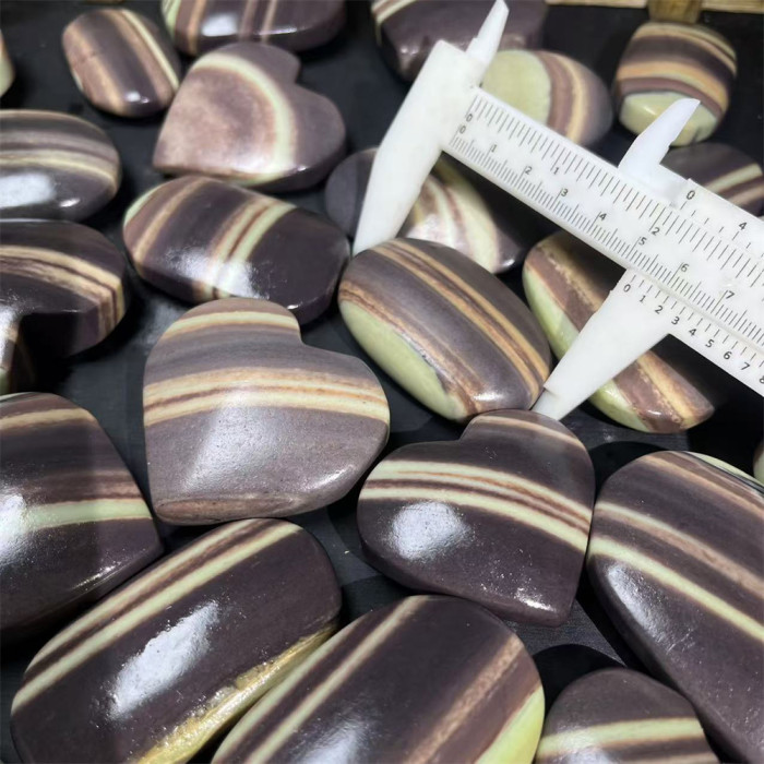 Wholesale Price Natural Crystals Heart Healing Stone Purple Rode Jade Palm Stone for Decoration