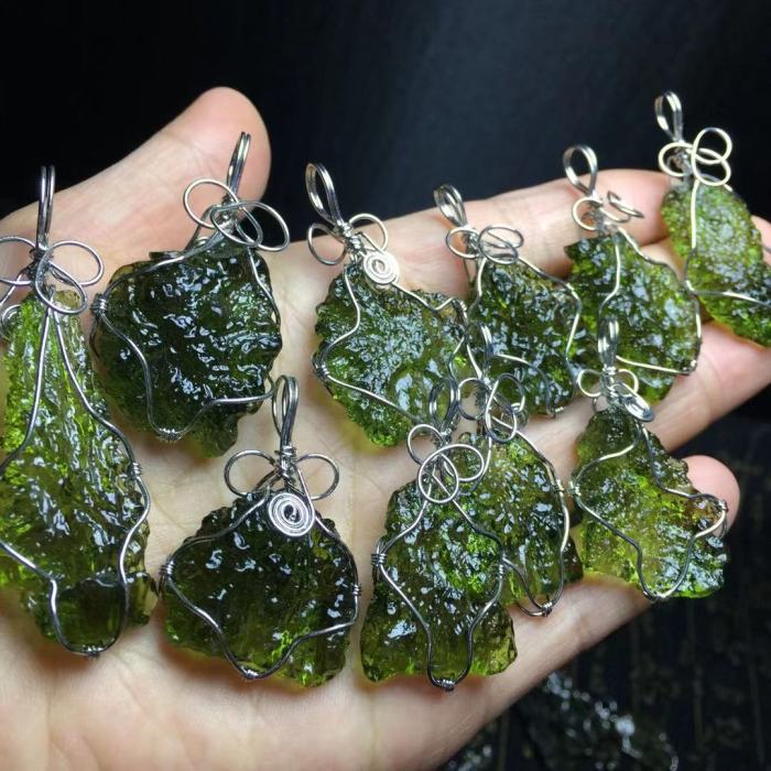 High-quality bulk wholesale of natural crystal pendants, necklaces, quartz green Moldavite jewelry