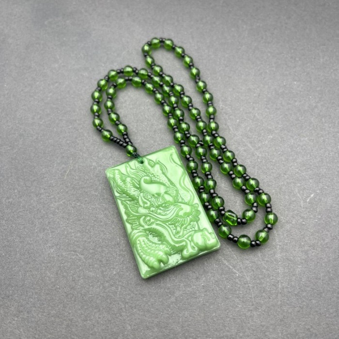 New fashionable green jade hand-carved dragon hollowed-out jade pendant necklace multi-color Chinese amulet couple lucky jewelry