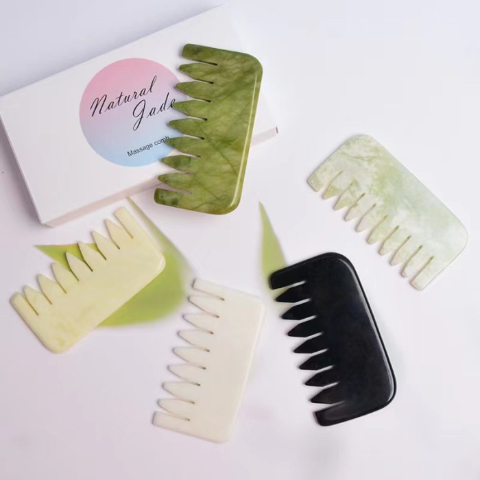 High-quality natural Xiuyan jade combs and green jade gua sha combs are used for head massage therapy to relieve scalp tension