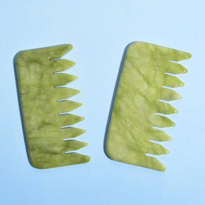 High-quality natural Xiuyan jade combs and green jade gua sha combs are used for head massage therapy to relieve scalp tension