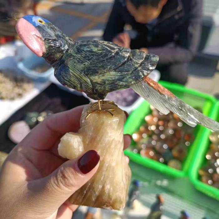 Wholesale crystal carving handicrafts, crystal birds, parrots, healing crystal stone decorations