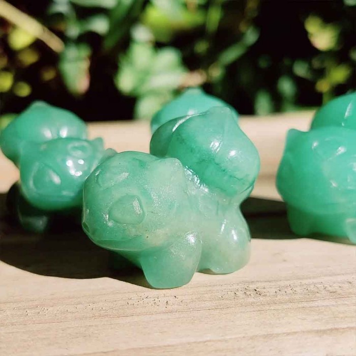 Crystal Pokemon series creative carved Mew handicrafts: Crystal Pikachu carved cartoon fluorite Pokemon