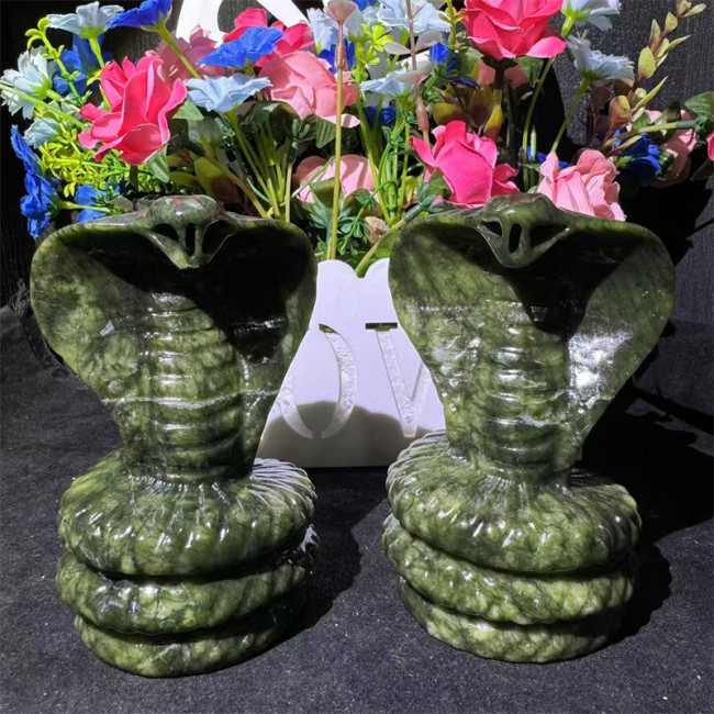 New crystal animal carvings of high-quality Xiu Yan jade snake ornaments