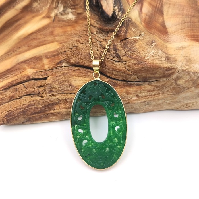 Wholesale natural crystal green jade slice pendants, carved Chinese gemstone framed oval doughnut pendants, gold necklaces