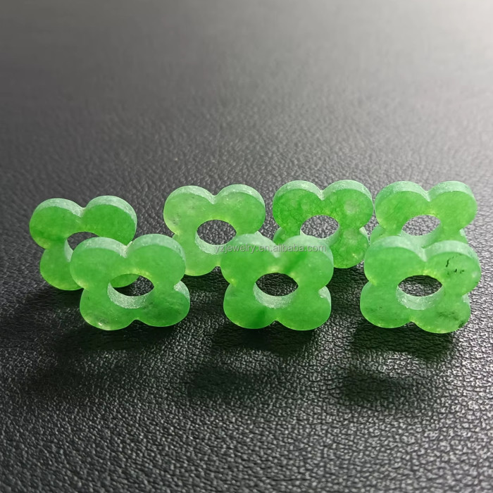 Wholesale and customized lucky clover dye jadeite and jade, natural green Malay jade and jewelry, commemorative and collectible gifts
