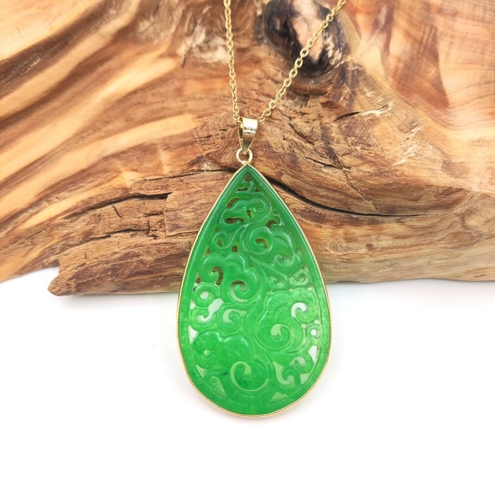 Wholesale natural crystal green jade slice pendants, carved Chinese gemstone framed oval doughnut pendants, gold necklaces
