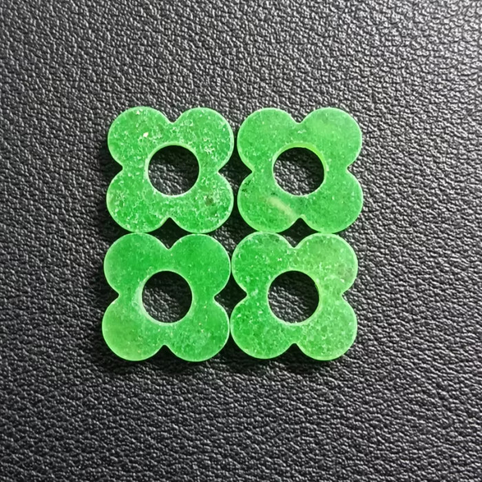 Wholesale and customized lucky clover dye jadeite and jade, natural green Malay jade and jewelry, commemorative and collectible gifts