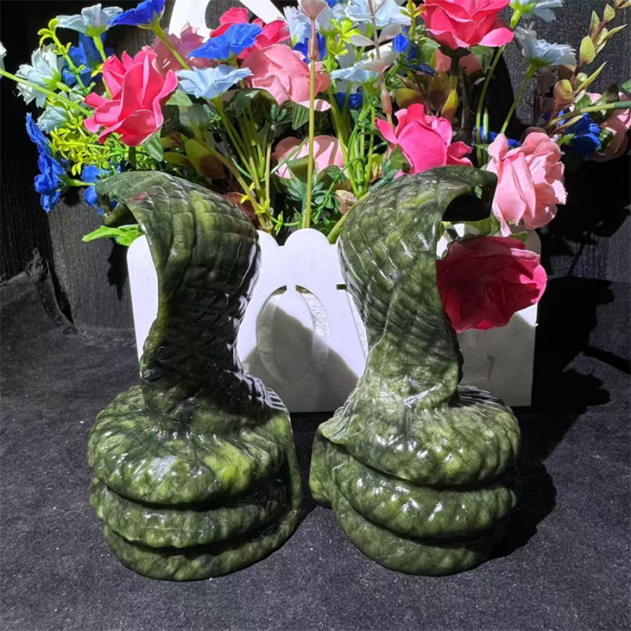 New crystal animal carvings of high-quality Xiu Yan jade snake ornaments