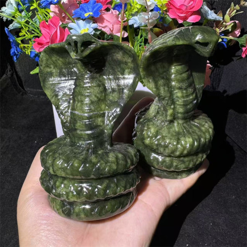 New crystal animal carvings of high-quality Xiu Yan jade snake ornaments
