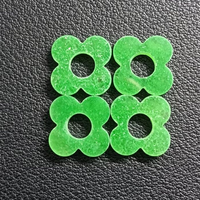 Wholesale and customized lucky clover dye jadeite and jade, natural green Malay jade and jewelry, commemorative and collectible gifts