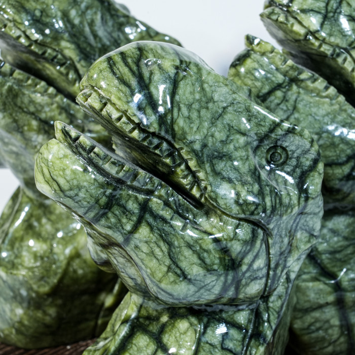 Wholesale of high-end Xiuyu dinosaur crystal handicrafts and stone carvings, unique crystal carved animal ornaments