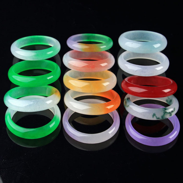 The manufacturer wholesals a large quantity of jade bracelets, women's bracelets, gemstones, luxurious green gemstones, gift charm jewelry, natural charm, genuine jade bracelets, and jade bracelets