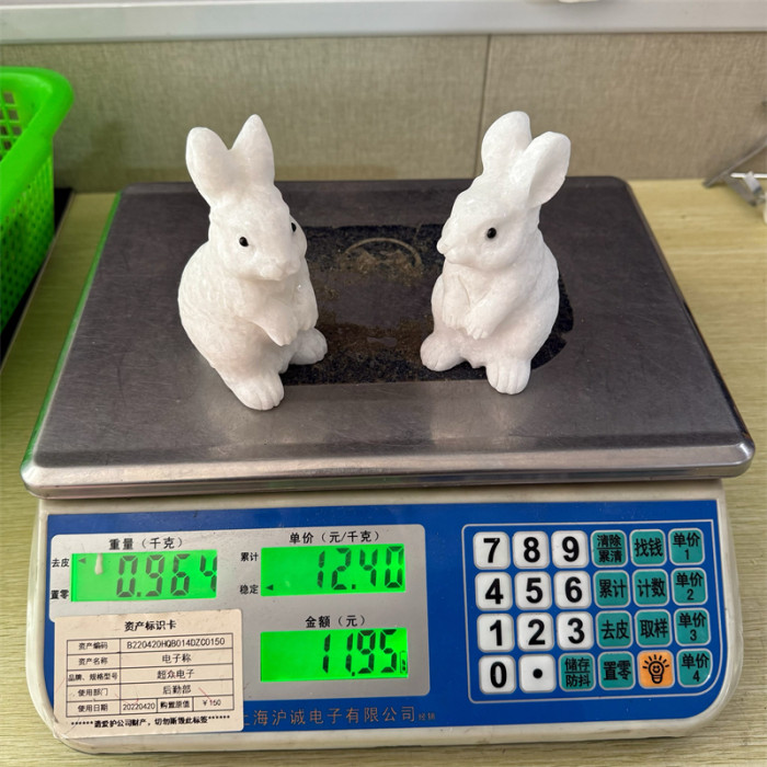 Hot-selling high-quality natural crystal handicrafts and white jade rabbit decorations