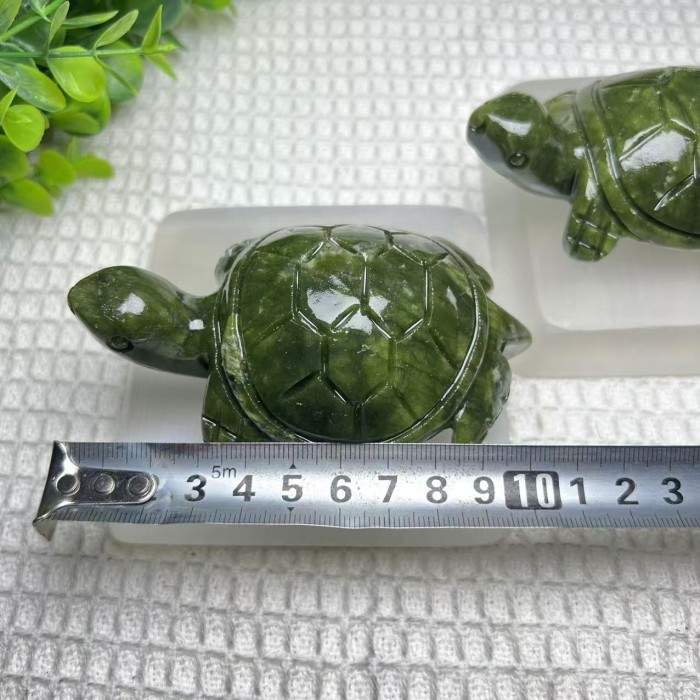 Wholesale 10-centimeter Xiuyan jade turtle green jade carving handicrafts, animal crystal home decoration gifts