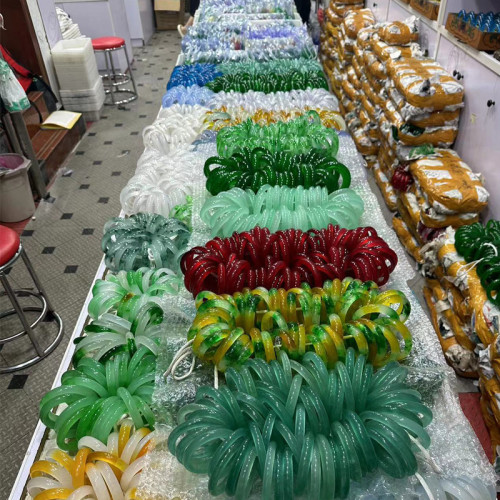 The manufacturer wholesals a large quantity of jade bracelets, women's bracelets, gemstones, luxurious green gemstones, gift charm jewelry, natural charm, genuine jade bracelets, and jade bracelets