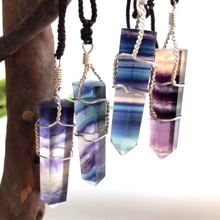 The necklace pendant is wrapped with natural crystal stone, jade and copper wire to decorate the gift