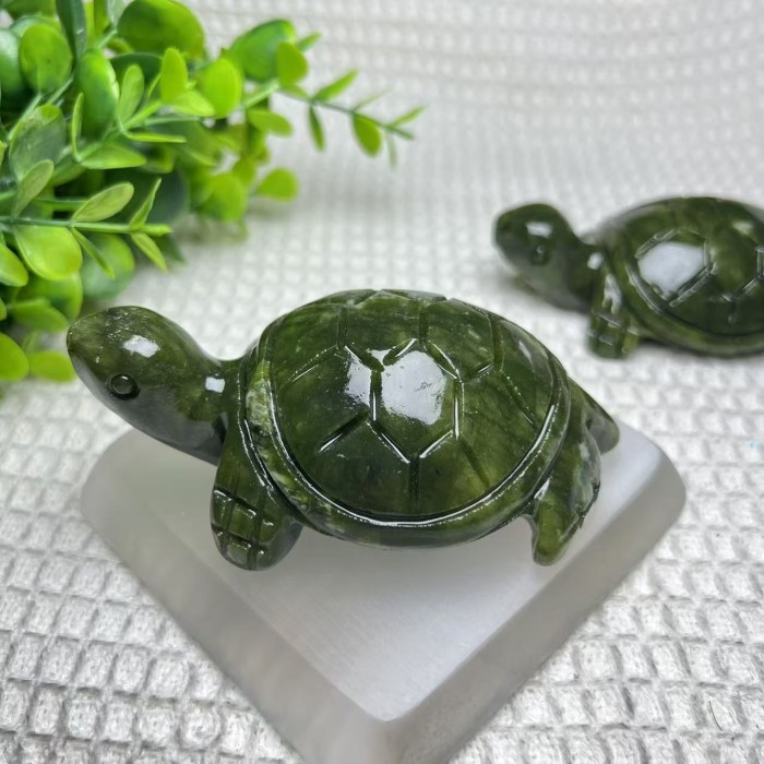 Wholesale 10-centimeter Xiuyan jade turtle green jade carving handicrafts, animal crystal home decoration gifts
