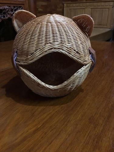 The eco-friendly seaweed/water hyacinth cat house and rattan pet house are available for dogs and birds
