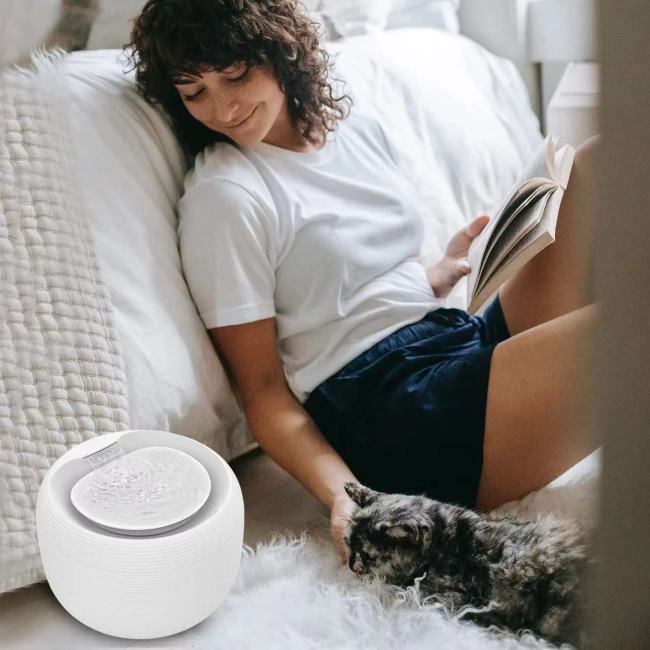 The manufacturer supplies hot-selling Wifi automatic pet water dispensers, smart drinking bowls and bottles, plastic bowls and feeders