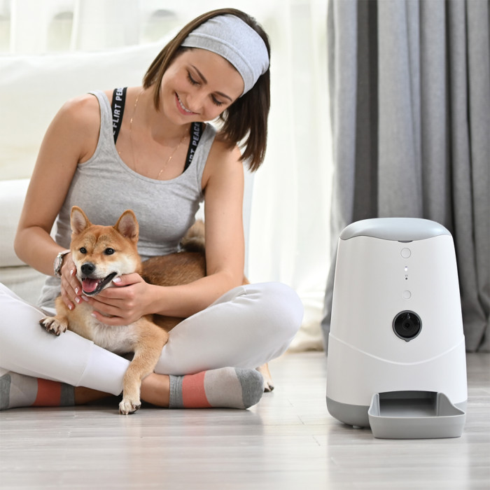 An automatic cat feeder with a camera and bowl, set for 1-12 meals a day. Environmentally friendly ABS material application control. Best-selling pet supplies