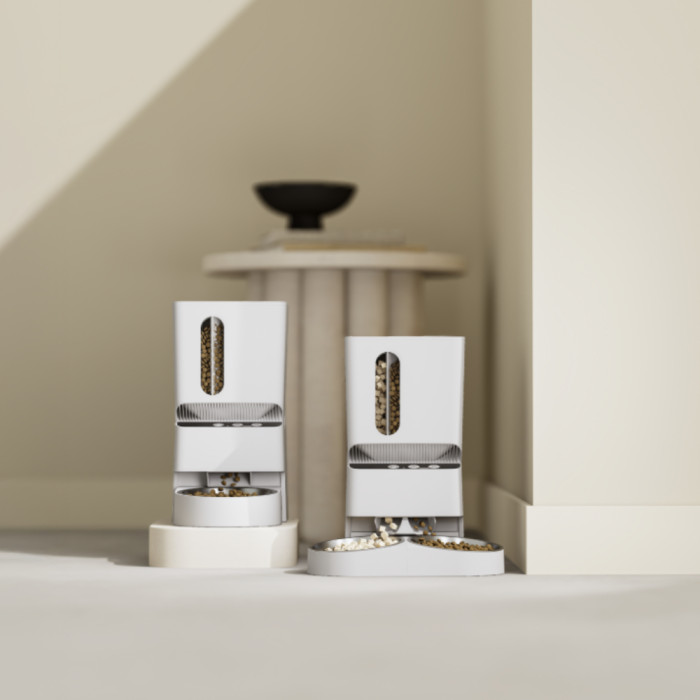 A 5L automatic feeding system for pet food dispensers with dual power supplies