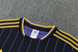 26-27 Man Utd Black Short shirts and Long trousers Suit (圆领)