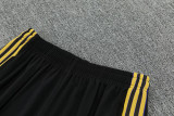 26-27 Man Utd Black Short shirts and Long trousers Suit (圆领)
