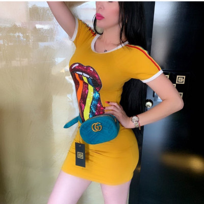T-shirt with round collar and slim figure with sequins and large lips TY1138
