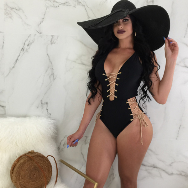 Sexy strappy one-piece swimsuit, a variety of ways to wear B9079