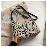 Autumn/winter 2021 new wave furry bag women fashion plush one shoulder small bag casual simple western style female bag