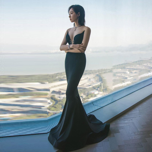 The new star with the same paragraph suspender mermaid dress V-neck halter dress