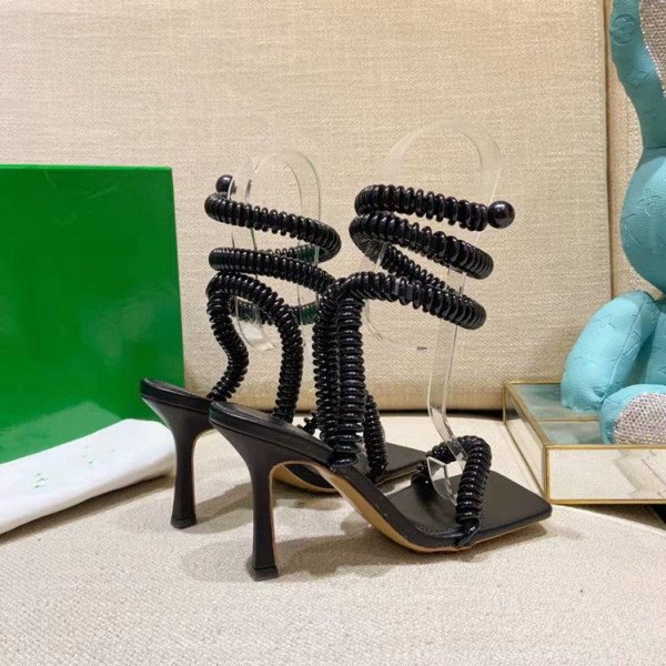 Fashion show bloggers crave trendy high-heeled sexy sandals