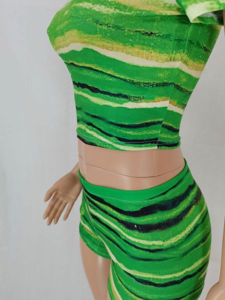 Two-piece set of fashionable short printed top with waist and shorts
