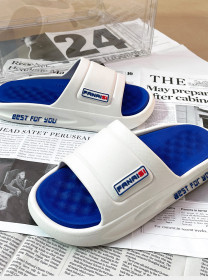 Feet feeling thick soled slippers Wear straight sandals indoors and outdoors
