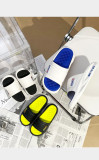 Feet feeling thick soled slippers Wear straight sandals indoors and outdoors
