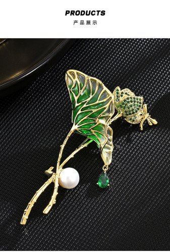 Exquisite pearl lotus leaf coat brooch pin
