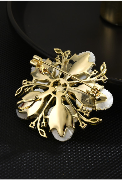 Elegant natural fritillaria flower brooch high-grade female retro versatile leaf brooch coat pin buckle accessories