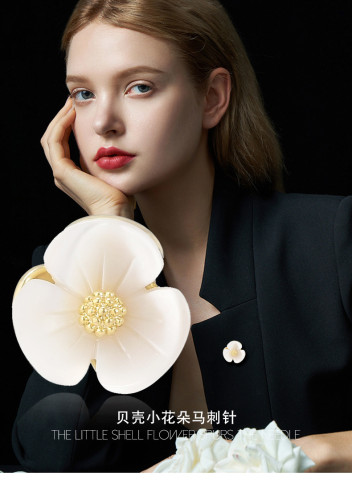 Mini anti stray buckle magnetic collar low remedy shell small flower brooch summer fine pin fixed clothes