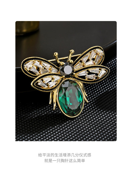 Simple high-grade smart micro set green crystal bee brooch animal collar pin anti slip buckle