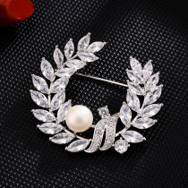 Simple brooch brooch high-grade brooch flower natural freshwater pearl lady jewelry leaf clothing accessories Simple brooch brooch high-grade brooch flower natural freshwater pearl lady jewelry leaf clothing accessories