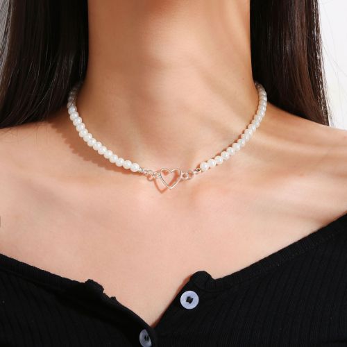 Hollow out Love Pendant Creative Simple French Retro Pearl Necklace Peach Heart Necklace Advanced Collar Chain