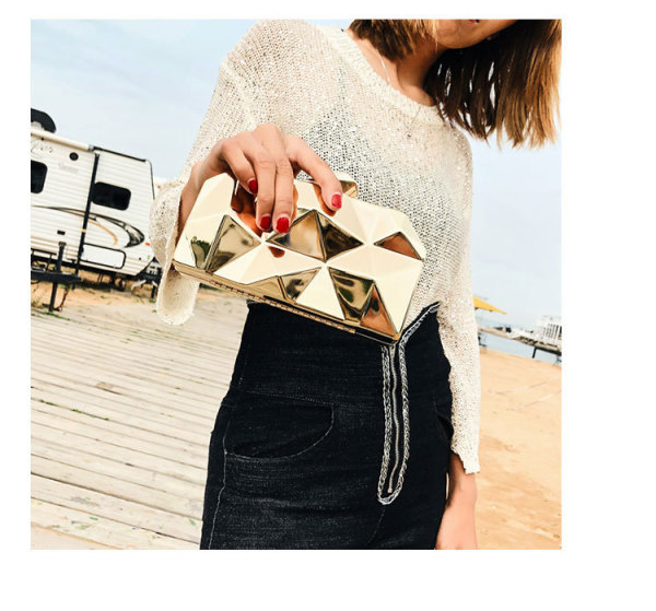 Metal hand holding dinner bag Tide cross body chain one shoulder banquet dress bag