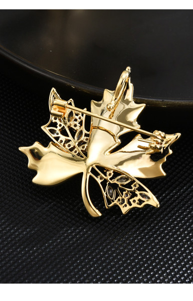 Fashionable vintage copper micro inlaid maple leaf brooch high-end designer corsage